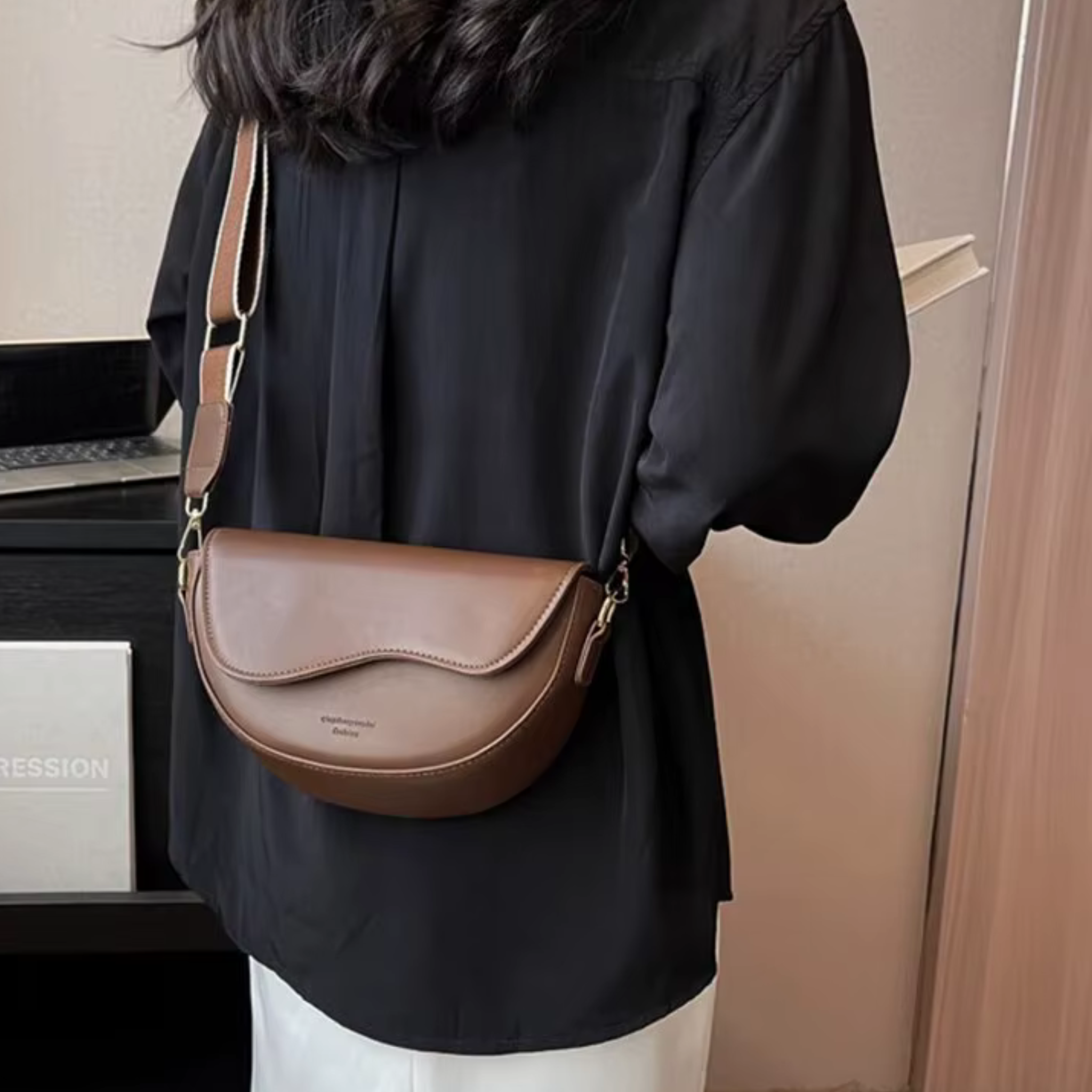 Sac bandoulière vintage femme en similicuir avec large sangle - Dune