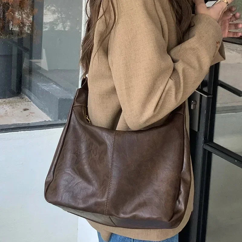 Sac Bandoulière femme en similicuir souple et pratique - LÉANA