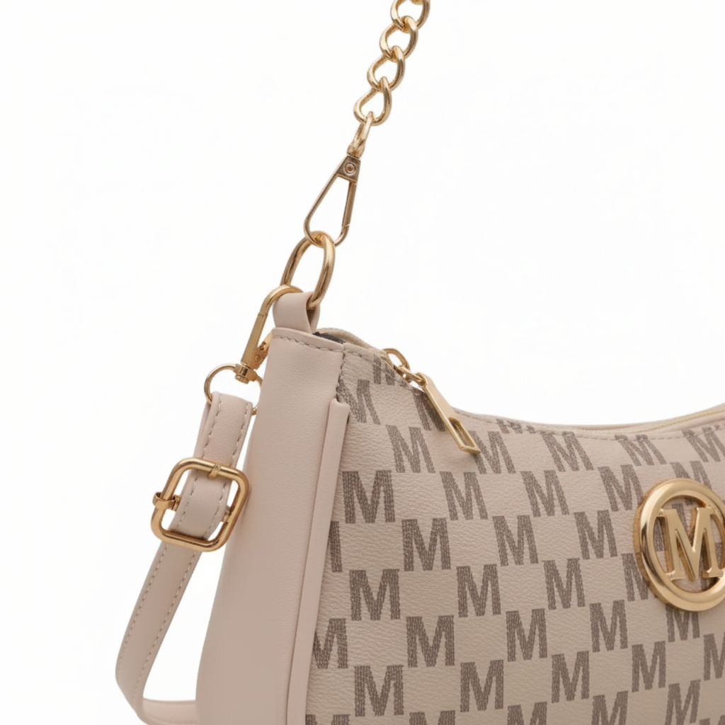 Détail des attaches - chaîne dorée et bandoulière cuir