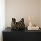 Sac léopard dans un décor élégant