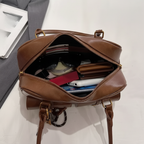 Sac marron - intérieur avec objets