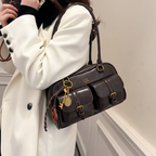 Sac noir porté - tenue blanche